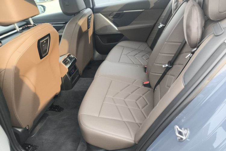 BMW i5 2025 car image #17