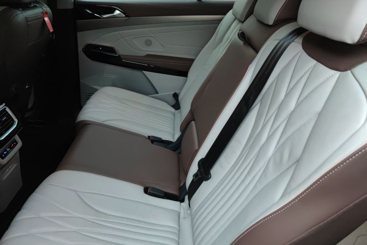 Volkswagen ID.6 X 2022 car image #17