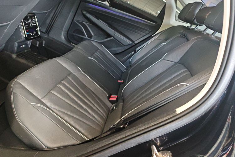 Volkswagen Passat 2024 car image #17