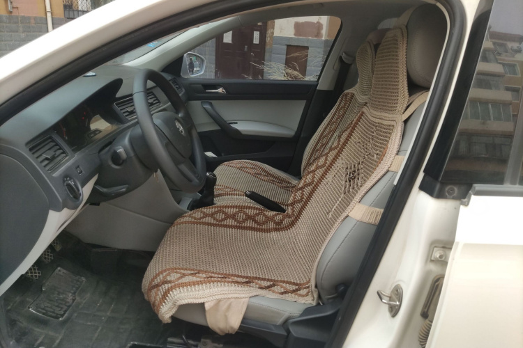 Skoda Rapid 2016 imagen de coche #17