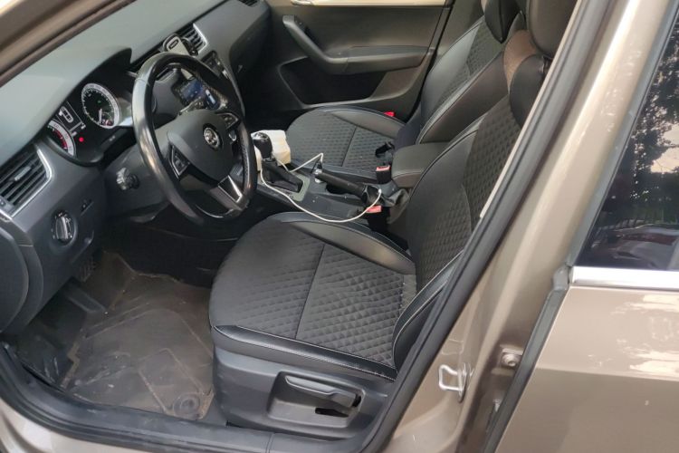 Skoda Octavia 2017 car image #17