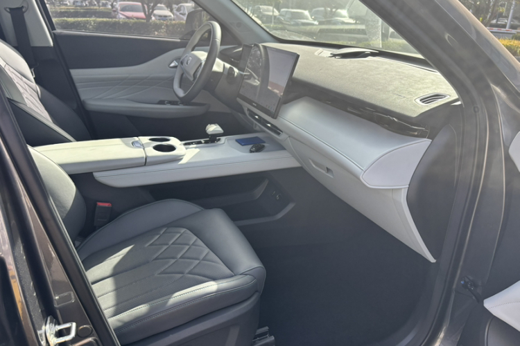 Changan UNI-Z PHEV 2024 car image #17