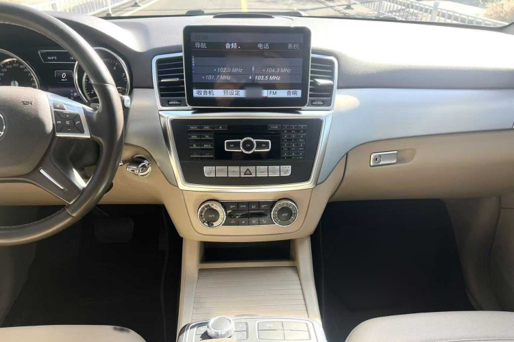 Mercedes-Benz M Class 2015 car image #17