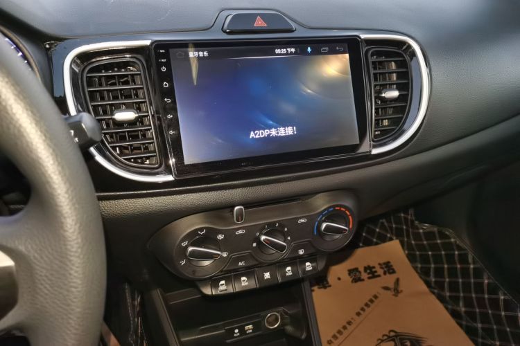 Kia 2019 car image #17