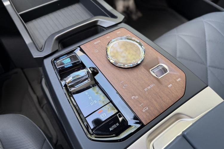 BMW iX M60 2022 #17 BMW iX M60 2022 car image #17