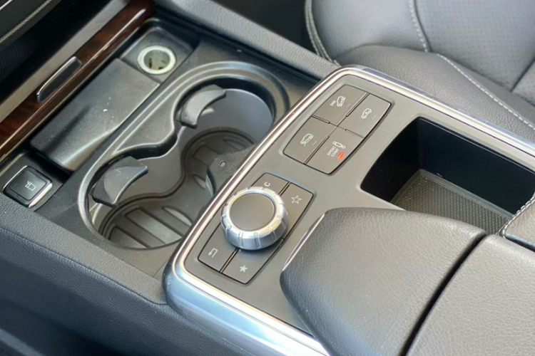 Mercedes-Benz M Class 2015 car image #17