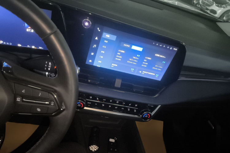 Chevrolet Equinox Plus 2025 car image #17