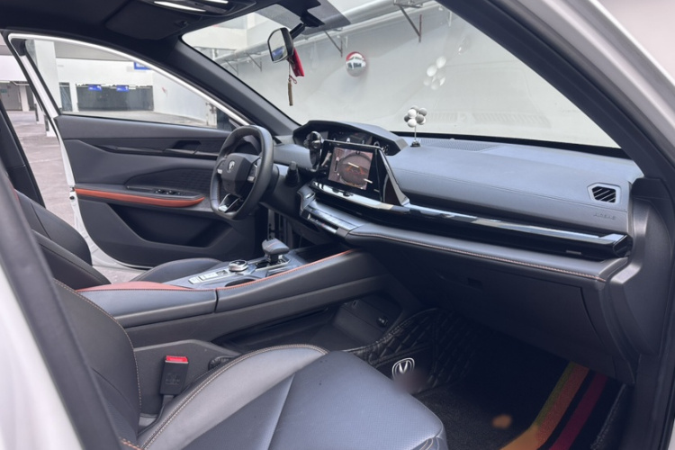 Changan UNI-V iDD 2023 car image #17