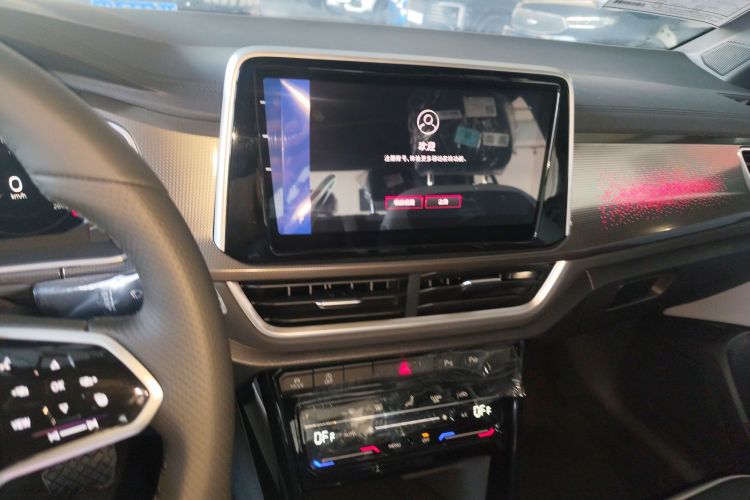 Volkswagen T-Roc 2025 car image #17