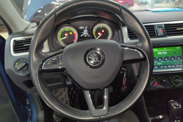 Skoda Rapid Spaceback 2018 car image #17