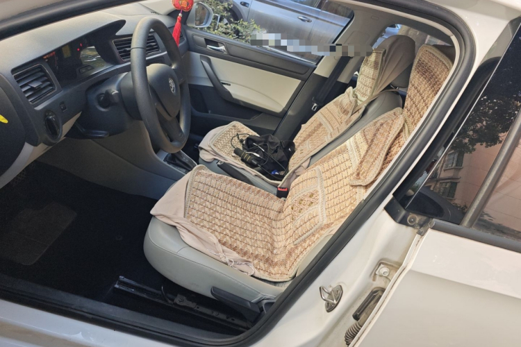 Skoda Rapid 2016 car image #17