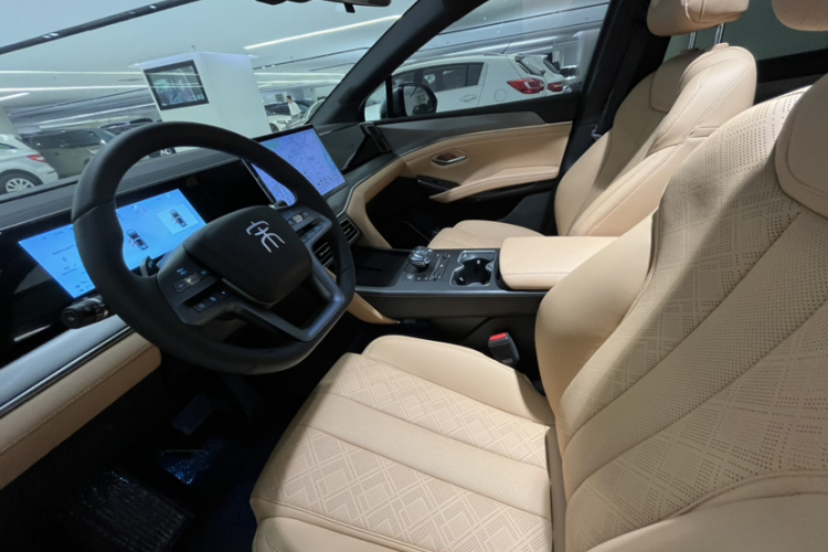 BYD SongL DM-i 2025 #17 BYD SongL DM-i 2025 car image #17
