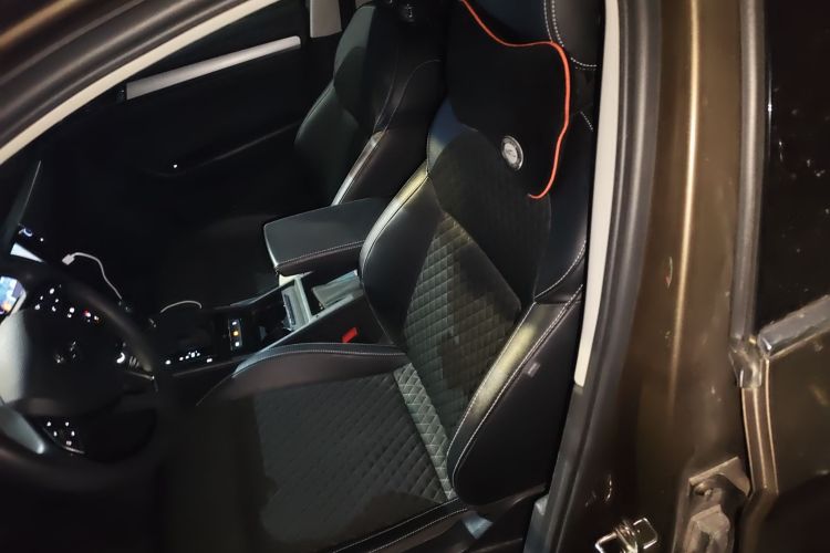 Skoda Superb 2019 car image #17