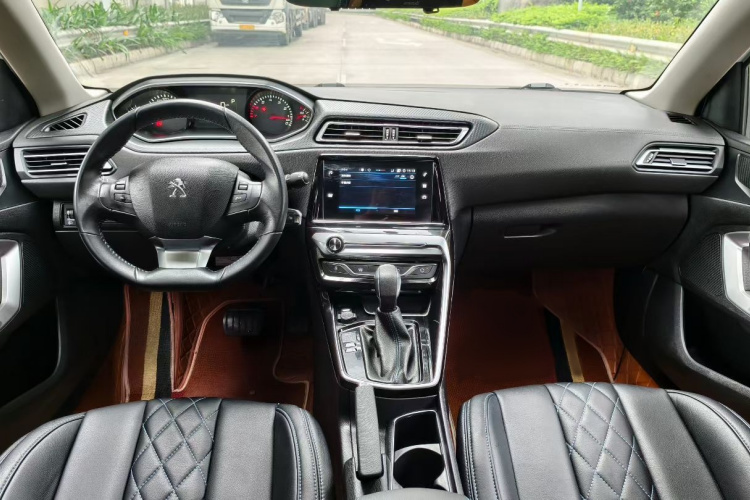 Peugeot 308 2019 car image #17