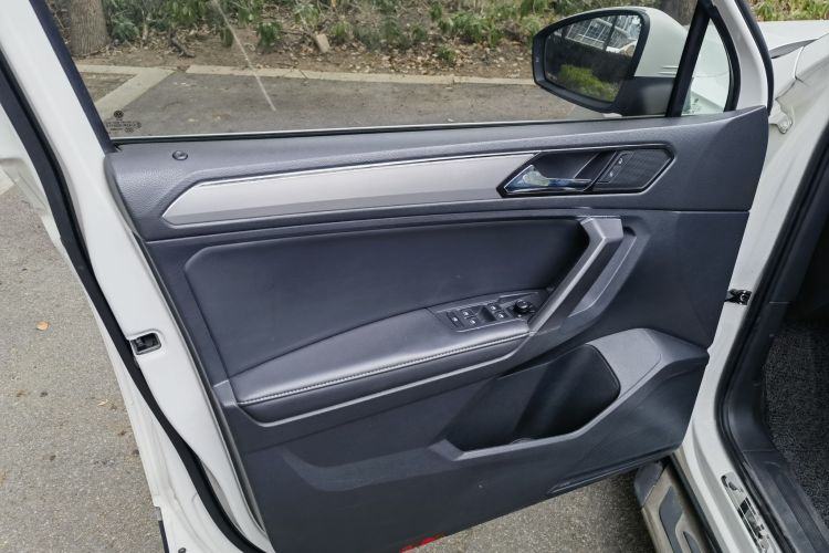 Volkswagen Tiguan L 2017 car image #17