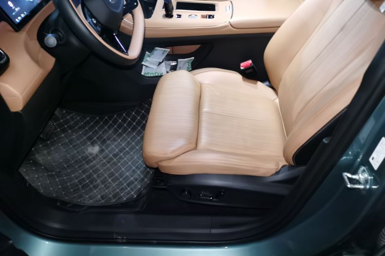 GEELY Boyue L 2025 car image #17