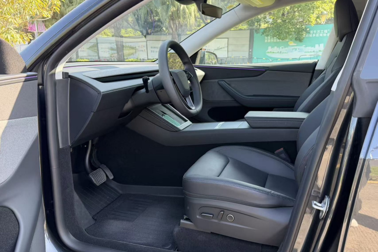 Tesla Model Y 2025 car image #17