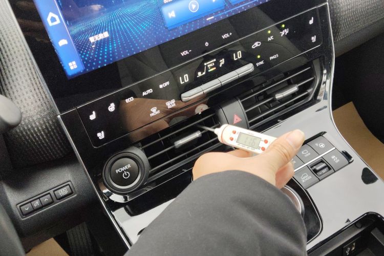 Toyota bZ4X 2022 immagine di auto #17