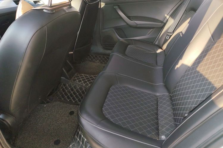 Skoda Rapid 2018 car image #17