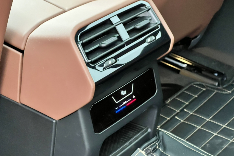 BMW i5 2025 car image #17