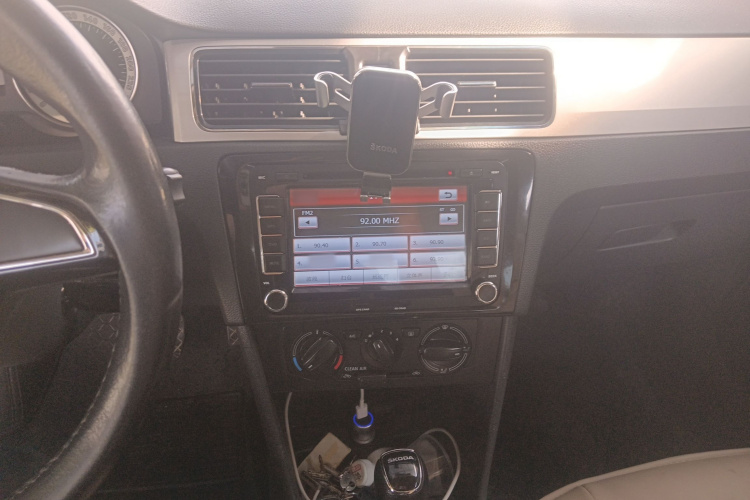 Skoda Rapid 2017 car image #17