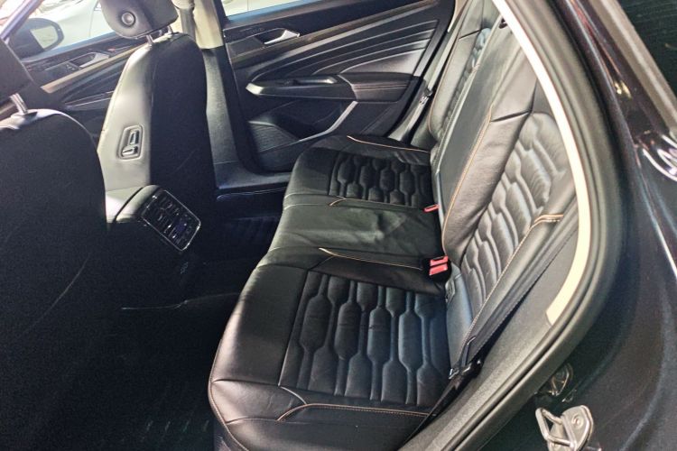 Volkswagen Passat 2019 car image #17
