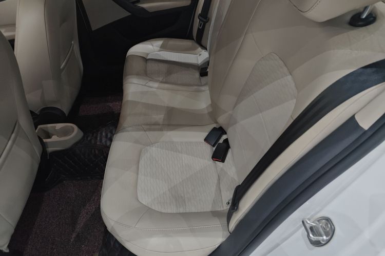 Skoda Rapid 2016 car image #17