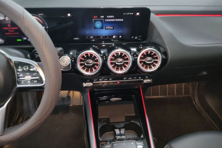 Mercedes-Benz EQA Class 2022 immagine di auto #17