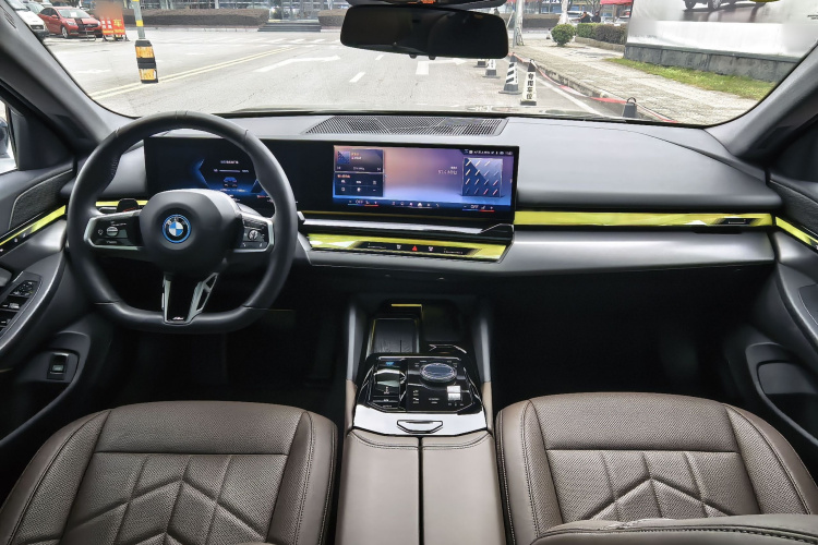 BMW i5 2024 car image #17