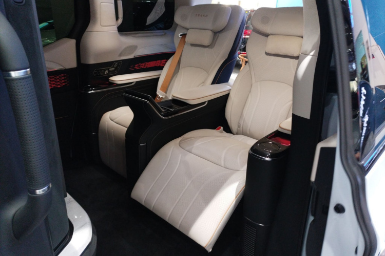 极氪 极氪009 2025 汽车图片 #17