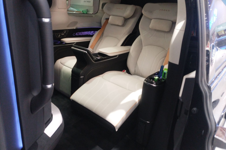 Zeekr 009 2025 car image #17