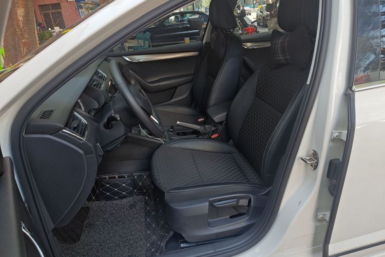 Skoda Octavia 2019 car image #17