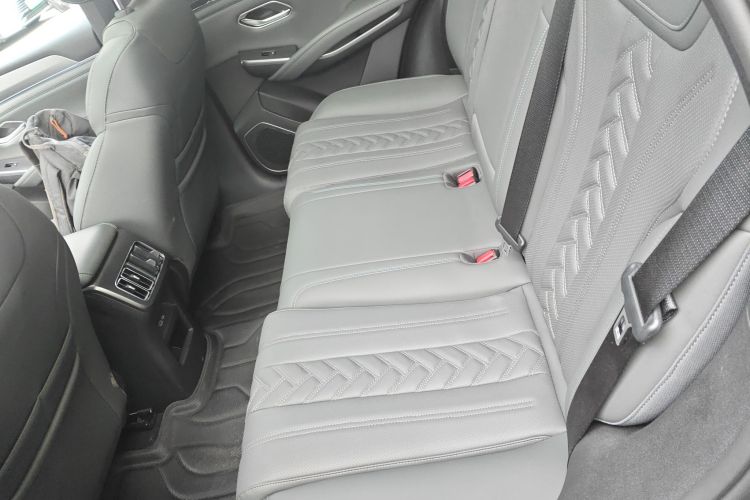 BYD SongL DM-i 2025 car image #17