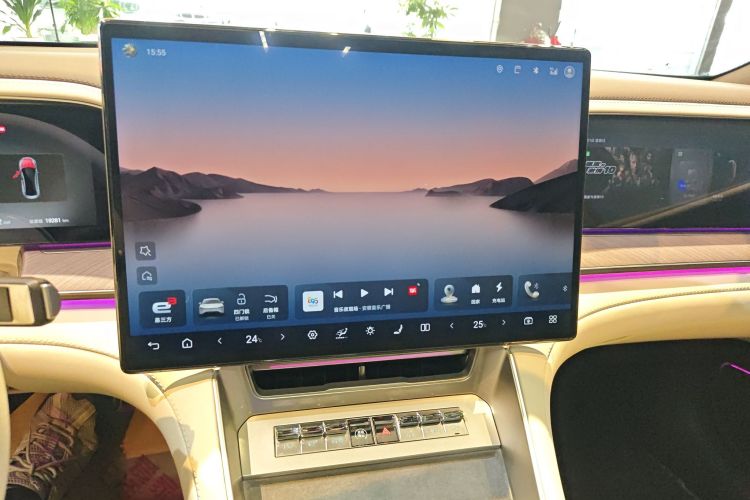 Denza Z9 2024 #17 Denza Z9 2024 car image #17