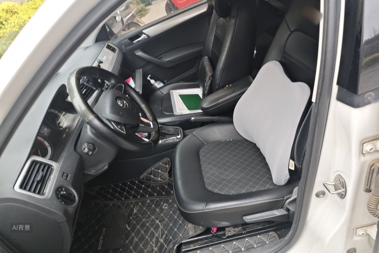 Skoda Rapid 2018 car image #17