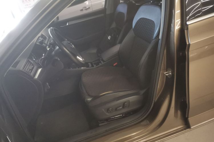 Skoda Superb 2015 car image #17