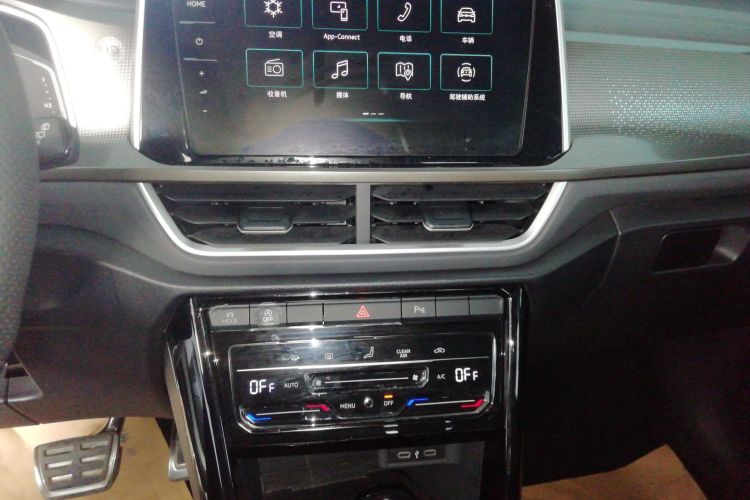 Volkswagen T-Roc 2023 car image #17