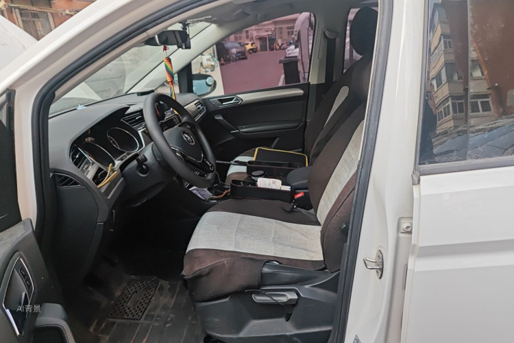 Volkswagen Touran 2021 car image #17