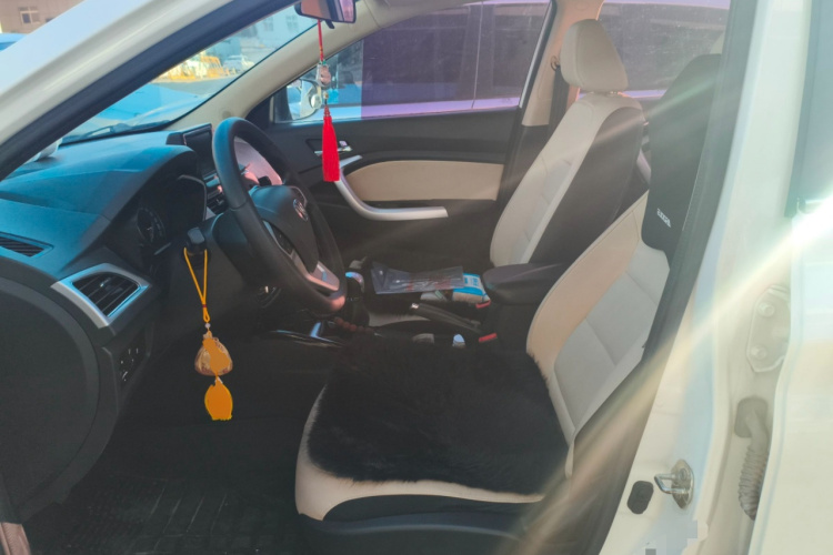 Changan Alsvin V7 2017 car image #17