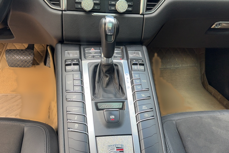 2016 car image #17