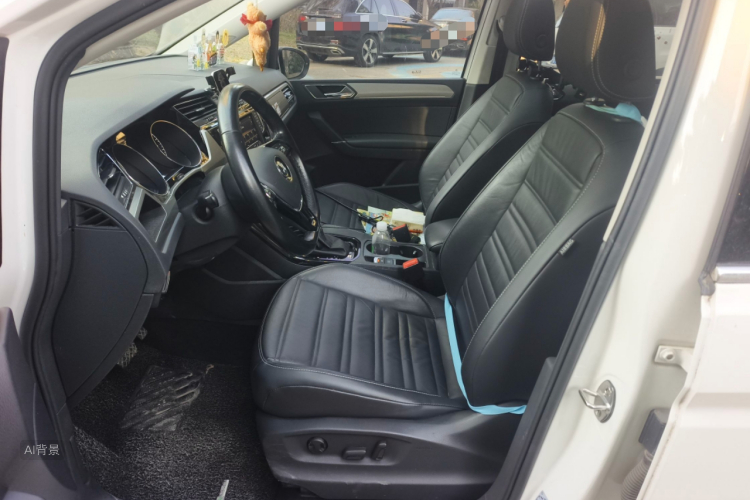 Volkswagen Touran 2018 car image #17