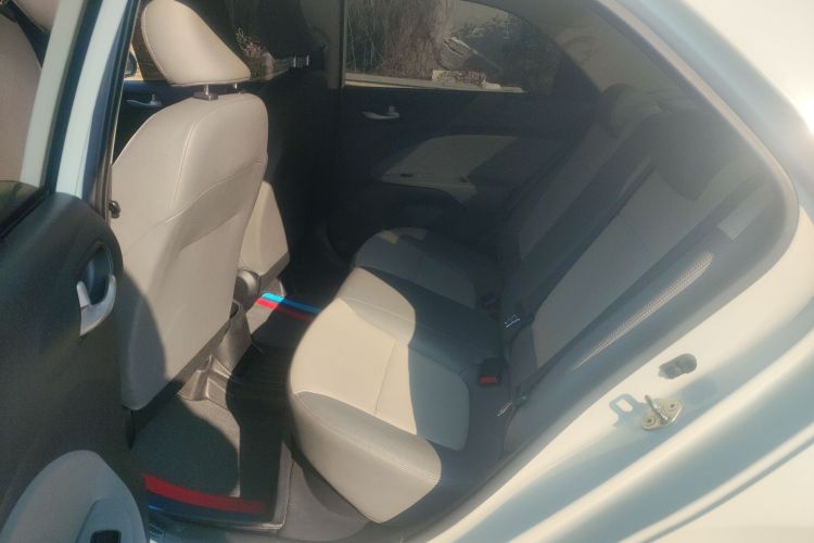 Kia 2019 car image #17
