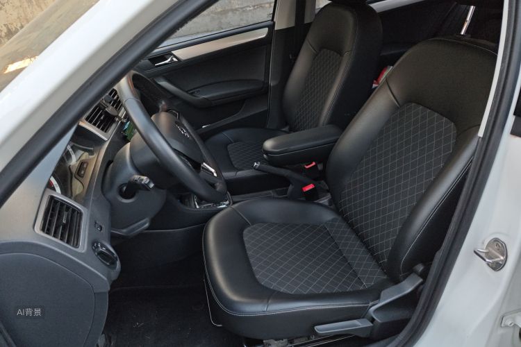 Skoda Rapid 2018 car image #17