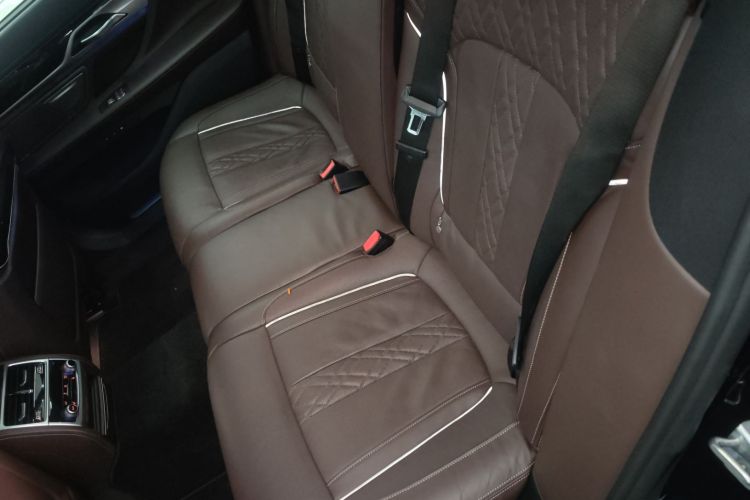 BMW 7 Series 2019 car image #17