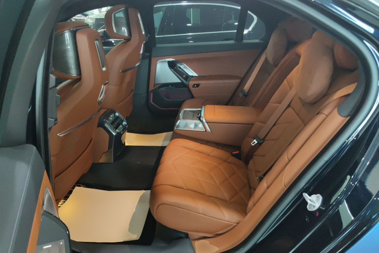 BMW i7 2025 car image #17