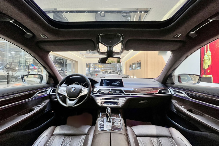 BMW 7 Series 2018 car image #17