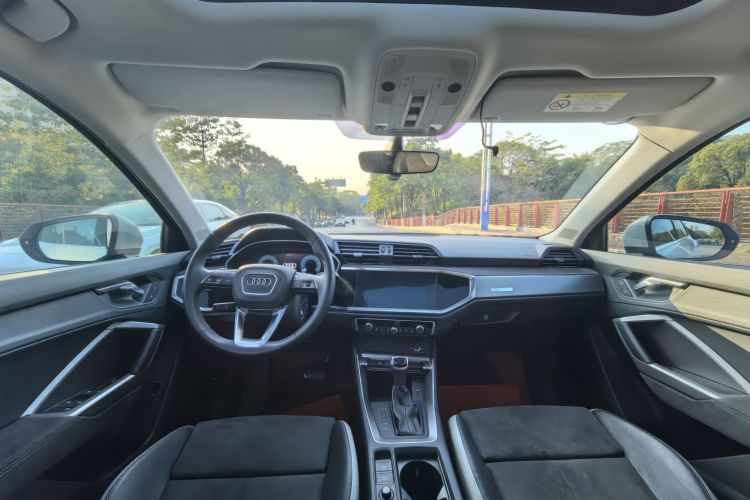 Audi Q3 2019 car image #17