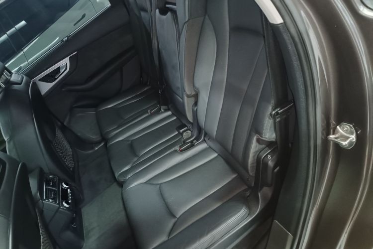 2018 car image #17