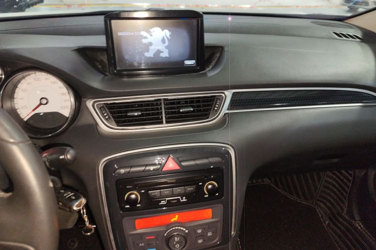 Peugeot 308 2015 car image #17