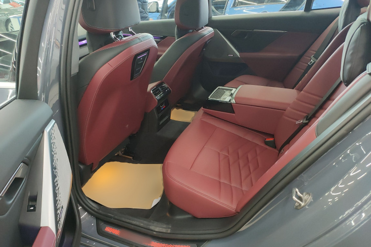 BMW i5 2025 car image #17